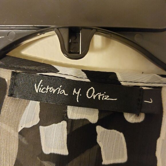 Victoria M Ortiz Women's Blouse Gray/Black Pattern Size L - Picture 4 of 5